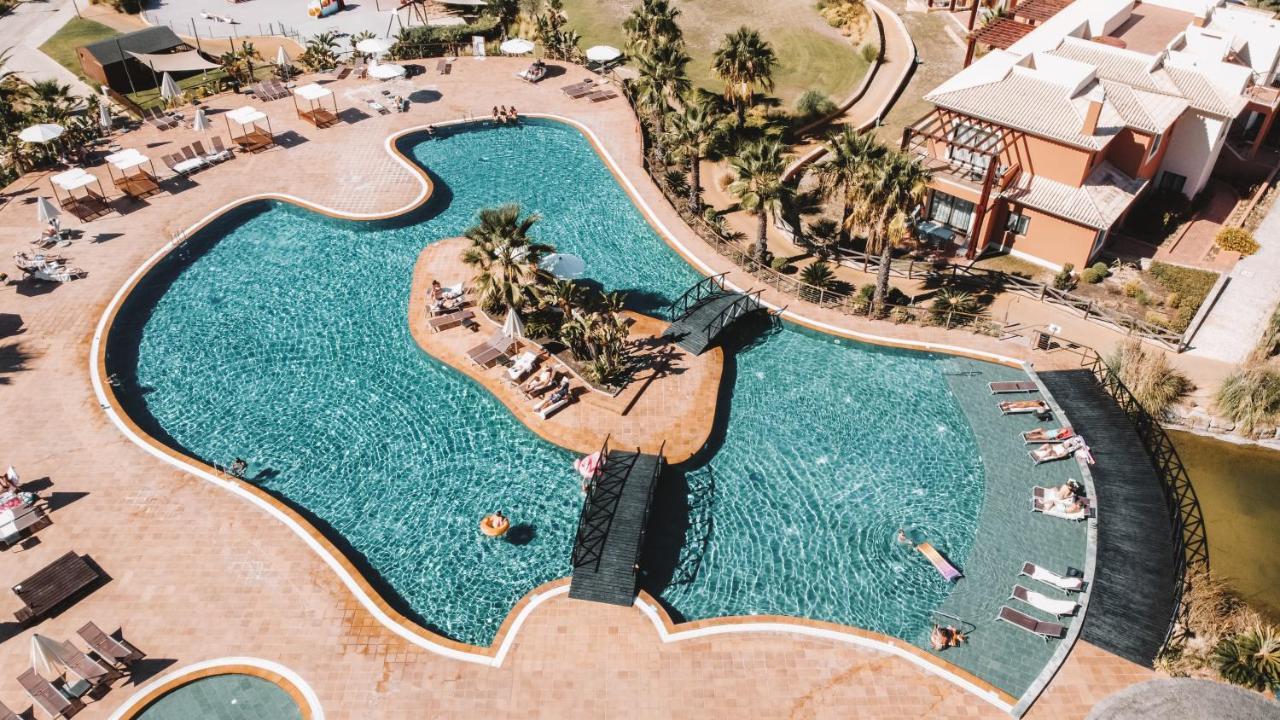 モンテ サント リゾート カルヴォエイロ エクステリア 写真 Aerial view of the pool at the Sheraton Hotel
