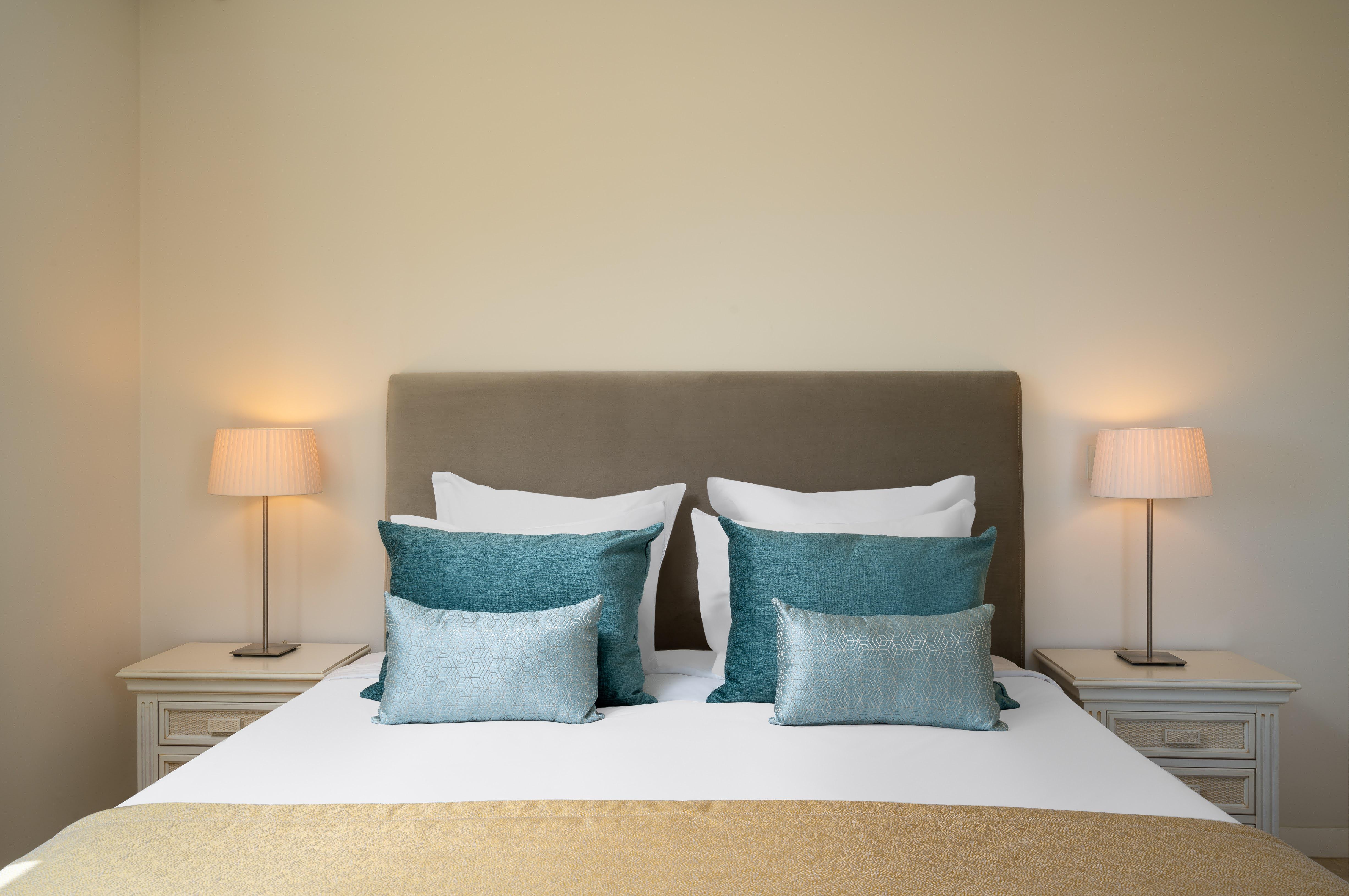モンテ サント リゾート カルヴォエイロ エクステリア 写真 A bed with cushions