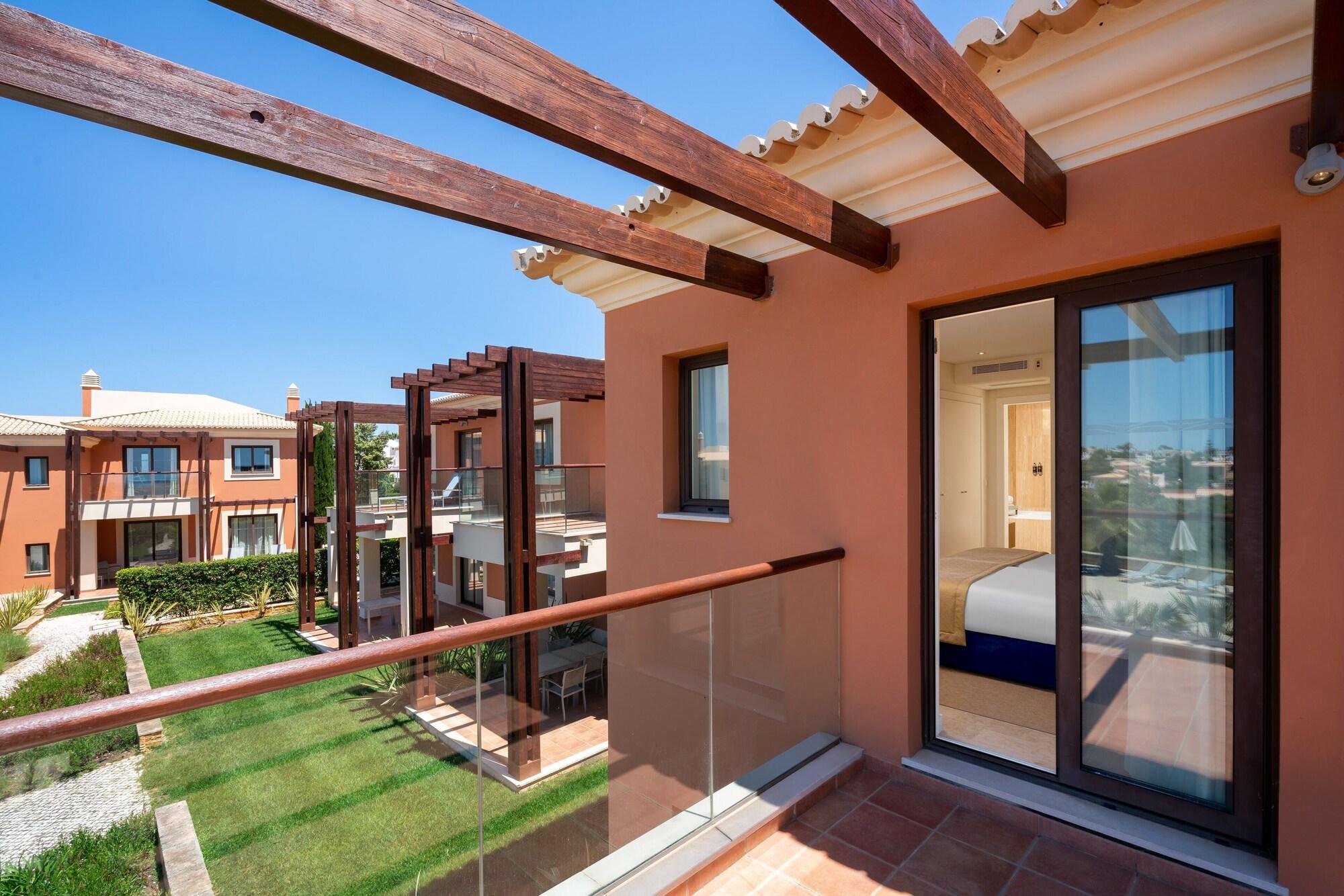 モンテ サント リゾート カルヴォエイロ エクステリア 写真 A pergola over a balcony